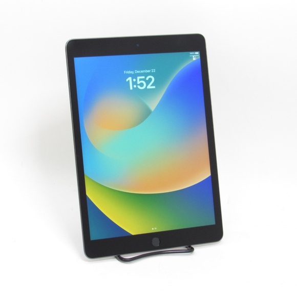 iPad 9th Gen (64GB, Wi-Fi). With stylus & Accessories. Excellent Condition! - Picture 10 of 16